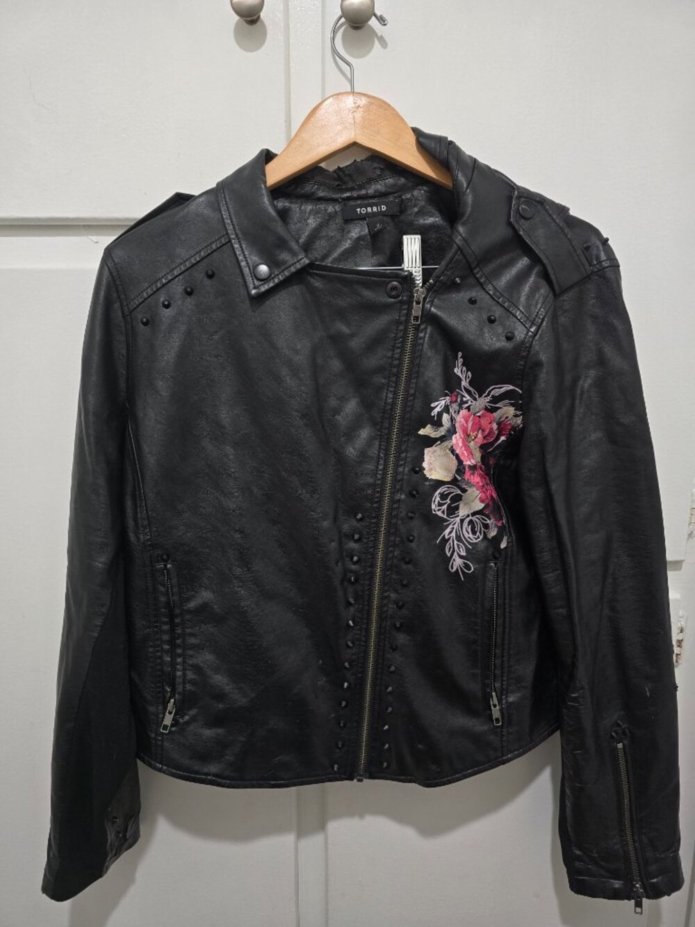 Torrid Faux Leather Black Flower Embroider Motorcycle Jacket Size 2 NEEDS REPAIR